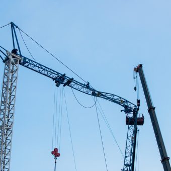 How to avoid hazards during a crane lift