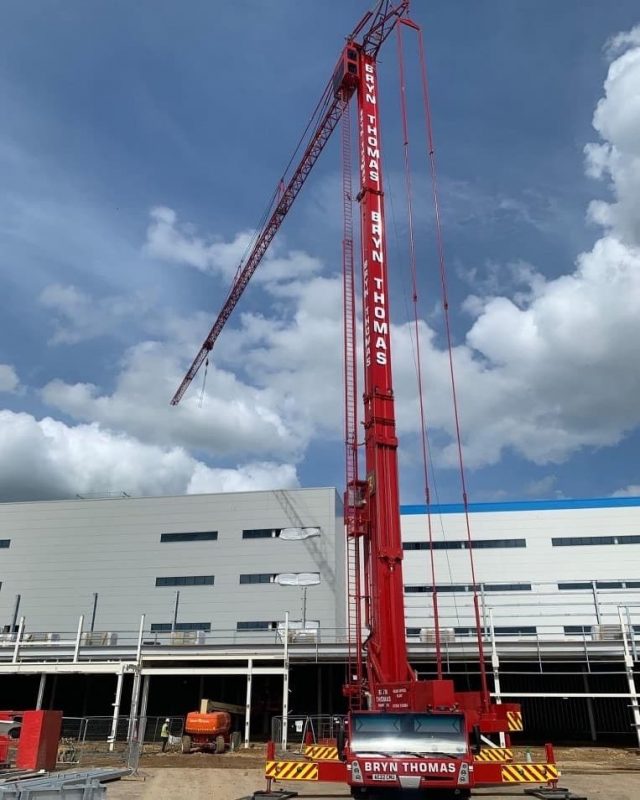 Bryn Thomas tower crane in operation on building